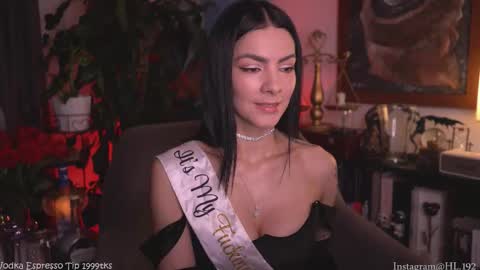 Snapshot of hollylinder_ chatting on 10-18-25, 01:30 Holly Linder online show from 10-18-25, 01:30