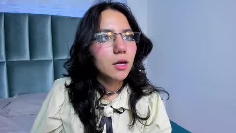 Snapshot of hollypeach_ chatting on 11-19-25, 07:58 hollypeach_ online show from 11-19-25, 07:58