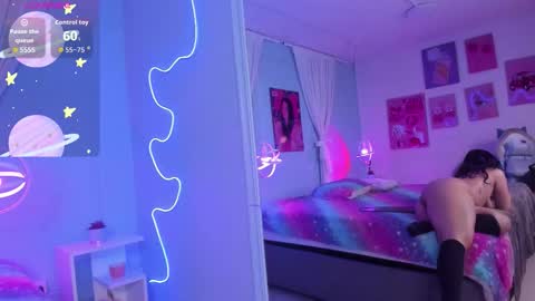 Snapshot of hollypeach_ chatting on 01-11-26, 04:39 hollypeach_ online show from 01-11-26, 04:39