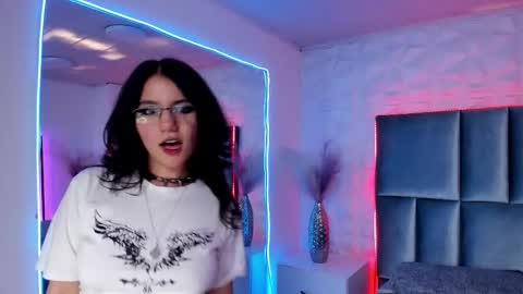 Snapshot of hollypeach_ chatting on 01-12-26, 07:41 hollypeach_ online show from 01-12-26, 07:41