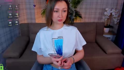 Snapshot of hollyray_ chatting on 10-28-25, 08:18 Holly online show from 10-28-25, 08:18