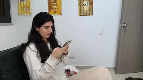 hollyshit_ online show from 11-07-25, 01:05