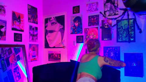 Snapshot of holyeva chatting on 12-04-24, 04:43   online show from 12-04-24, 04:43