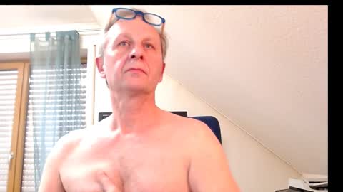 Snapshot of hondowill chatting on 12-08-24, 01:03 Bernd online show from 12-08-24, 01:03