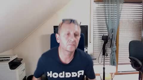 Snapshot of hondowill chatting on 11-01-25, 01:35 Bernd online show from 11-01-25, 01:35