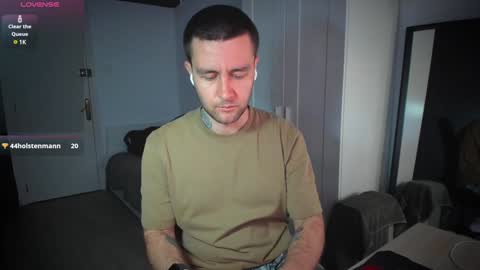 Snapshot of honestandrew chatting on 02-04-25, 01:38 Andrew online show from 02-04-25, 01:38