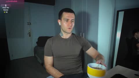 Snapshot of honestandrew chatting on 02-10-25, 04:04 Andrew online show from 02-10-25, 04:04