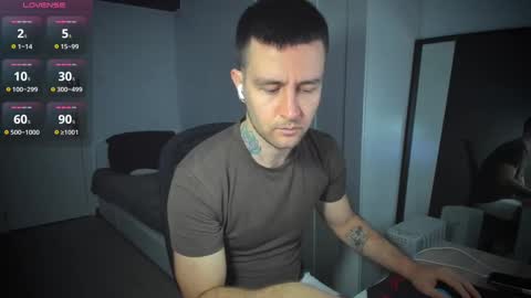 Snapshot of honestandrew chatting on 03-10-25, 06:49 Andrew online show from 03-10-25, 06:49