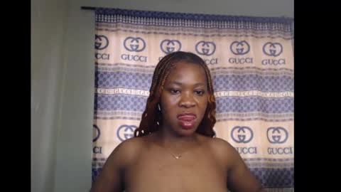 Snapshot of honey_dollxx chatting on 10-13-25, 09:20 Flora online show from 10-13-25, 09:20