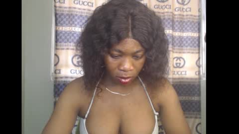 Snapshot of honey_dollxx chatting on 10-26-25, 08:42 Flora online show from 10-26-25, 08:42