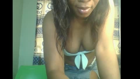 Snapshot of honey_dollxx chatting on 11-19-25, 10:37 Flora online show from 11-19-25, 10:37