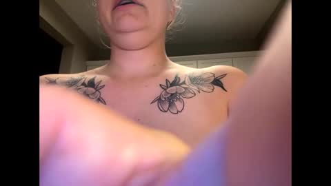 Snapshot of honeygirlox chatting on 10-31-25, 11:44 honeygirlox online show from 10-31-25, 11:44