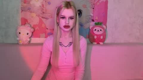 Snapshot of honeygold__ chatting on 11-17-25, 05:30 Lisa online show from 11-17-25, 05:30