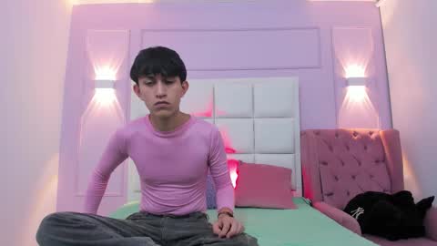 Snapshot of hoot_booys_ chatting on 10-28-25, 08:33 hoot_booys_ online show from 10-28-25, 08:33