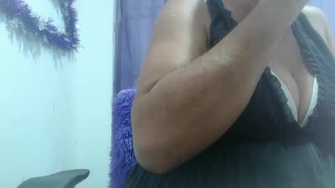 Snapshot of horny_mommy17 chatting on 10-23-25, 05:23 armina online show from 10-23-25, 05:23