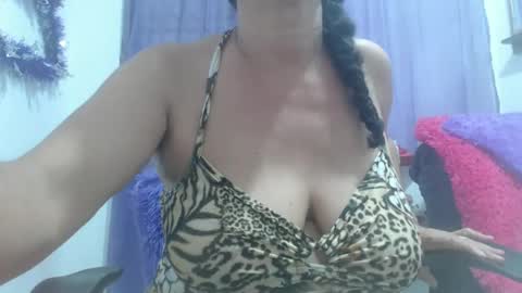Snapshot of horny_mommy17 chatting on 10-26-25, 07:09 armina online show from 10-26-25, 07:09