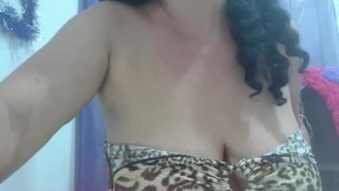 Snapshot of horny_mommy17 chatting on 10-28-25, 08:33 armina online show from 10-28-25, 08:33