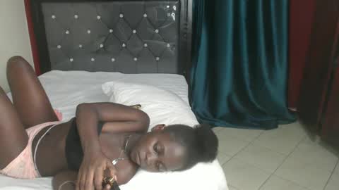 Snapshot of hornybella4 chatting on 01-18-25, 01:41 Bella online show from 01-18-25, 01:41