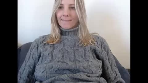 Snapshot of hornyssima chatting on 12-26-24, 01:21 Hornyssima online show from 12-26-24, 01:21