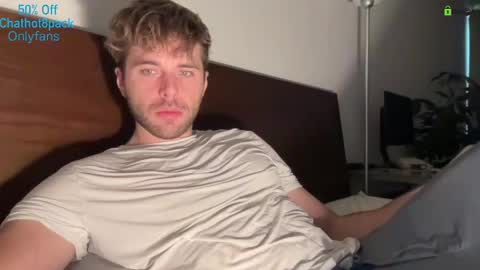 Snapshot of hot8pack01 chatting on 11-19-25, 09:15 Edward aka Wolf online show from 11-19-25, 09:15