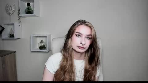 Snapshot of hot_1nina chatting on 10-22-25, 06:24 NINA online show from 10-22-25, 06:24