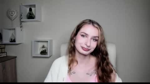 Snapshot of hot_1nina chatting on 10-27-25, 06:50 NINA online show from 10-27-25, 06:50