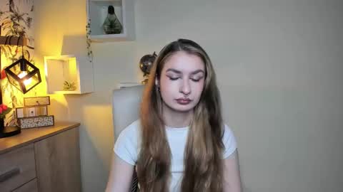 Snapshot of hot_1nina chatting on 11-18-25, 06:40 NINA online show from 11-18-25, 06:40