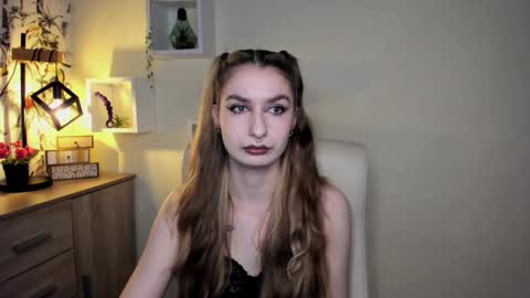 Snapshot of hot_1nina chatting on 11-21-25, 06:45 NINA online show from 11-21-25, 06:45