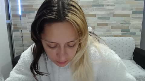 Mia online show from 10-03-25, 02:52