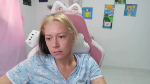 Mia online show from 02-12-26, 02:01