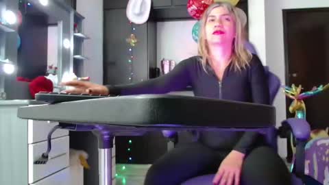 Snapshot of hot_sexy_bunny chatting on 12-18-25, 02:12 hot sexy bunny online show from 12-18-25, 02:12