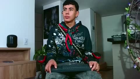 hot_twinks83 online show from 09-30-25, 12:10