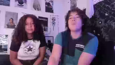 Snapshot of hothoneychile chatting on 09-09-25, 02:05 Sam and Nico online show from 09-09-25, 02:05