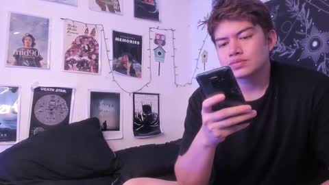 Snapshot of hothoneychile chatting on 10-28-25, 02:42 Sam and Nico online show from 10-28-25, 02:42