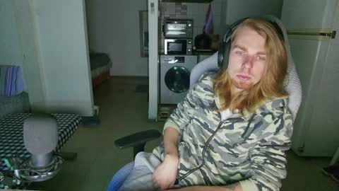 Hikikomori Alex online show from 12-14-24, 04:31