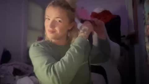 Snapshot of hotmommy1551 chatting on 11-14-25, 06:56 Hannah Montana online show from 11-14-25, 06:56