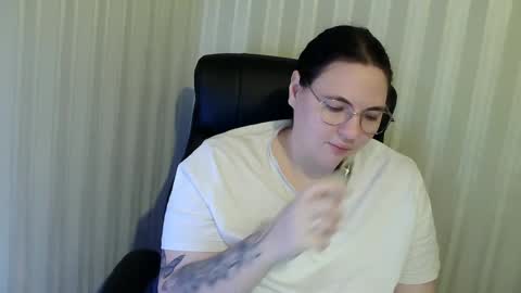 Snapshot of hotpanthers chatting on 11-14-25, 06:28 hotpanthers online show from 11-14-25, 06:28