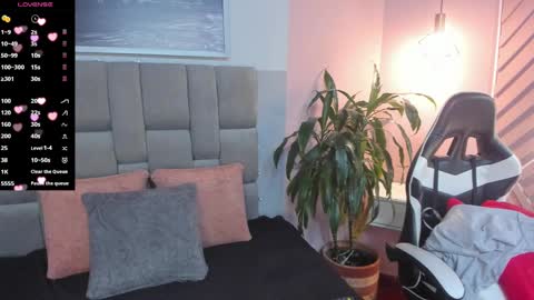 Snapshot of hottie_mine_ chatting on 01-17-25, 07:27 2pm - 9pm GMT-5 online show from 01-17-25, 07:27