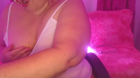 Snapshot of hottieauntie chatting on 10-19-25, 07:47 sweetie Aunt online show from 10-19-25, 07:47