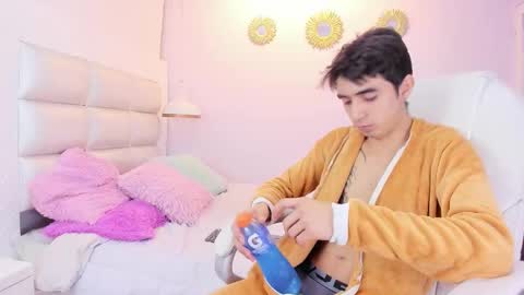 hottiie_guy online show from 11-14-25, 06:06