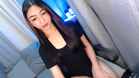 Snapshot of hottmolly100403 chatting on 12-18-25, 02:17 SCARLET online show from 12-18-25, 02:17