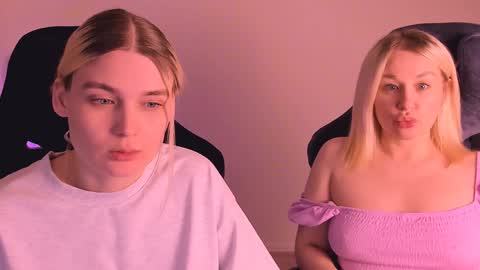 Snapshot of hottyblonds chatting on 12-31-24, 10:01 Nessie and Jessie online show from 12-31-24, 10:01