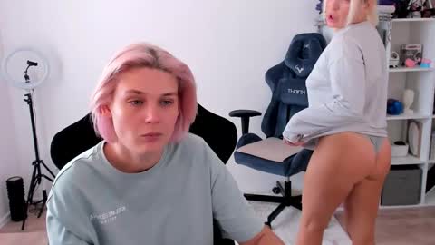 Snapshot of hottyblonds chatting on 10-11-25, 10:25 Nessie and Jessie online show from 10-11-25, 10:25