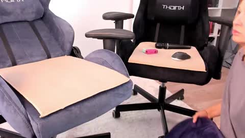 Snapshot of hottyblonds chatting on 10-25-25, 10:45 Nessie and Jessie online show from 10-25-25, 10:45