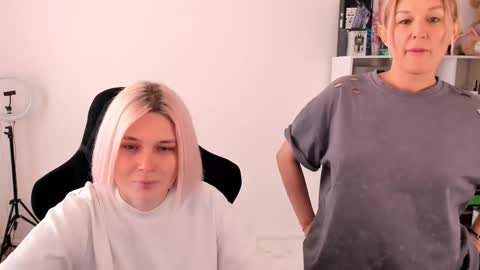 Snapshot of hottyblonds chatting on 10-31-25, 11:33 Nessie and Jessie online show from 10-31-25, 11:33