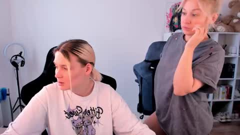 Nessie and Jessie online show from 02-06-26, 11:57