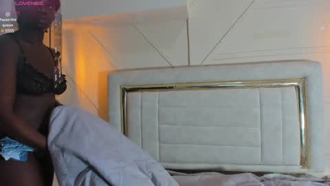 Snapshot of huddah_cam chatting on 12-28-24, 11:52 huddah online show from 12-28-24, 11:52