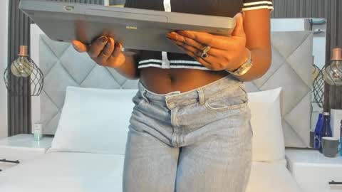 Snapshot of huddah_cam chatting on 09-24-25, 11:13 huddah online show from 09-24-25, 11:13