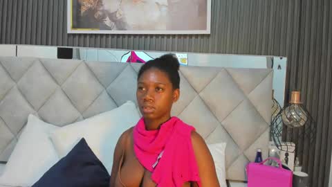 Snapshot of huddah_cam chatting on 09-30-25, 11:04 huddah online show from 09-30-25, 11:04