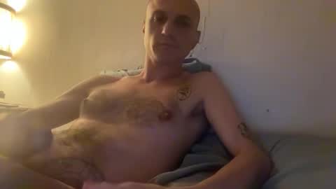 Snapshot of hug14 chatting on 10-19-25, 06:41 Hug online show from 10-19-25, 06:41